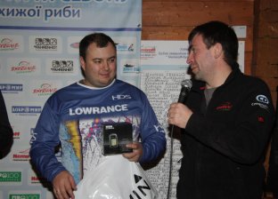 Олексій Мірошниченко (Навіоніка) вручає приз - Garmin eTrex 30