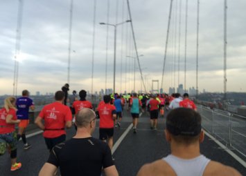 Учасники марафону біжать по Босфорському мосту