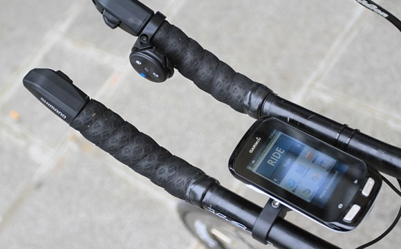 Garmin Edge 1000 - Триатлетам удобней всего закрепить велонавигатор между ручек руля Garmin Edge 1000 - Триатлетам удобней всего закрепить велонавигатор между ручек руля