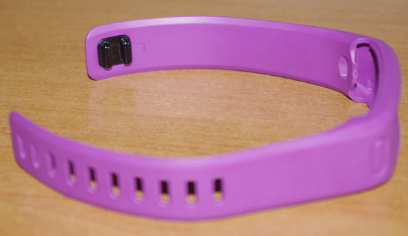 И внешняя, и тыльная сторона браслета Garmin vivofit – матовая и абсолютно гладкая И внешняя, и тыльная сторона браслета Garmin vivofit – матовая и абсолютно гладкая