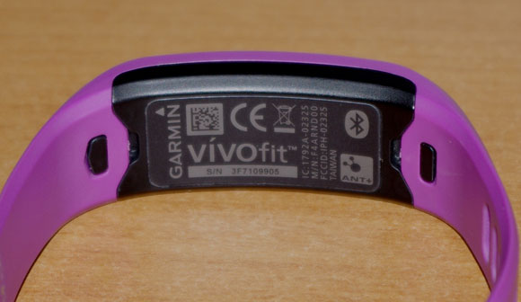 Vivofit обещает держать батарею как минимум год, поэтому о неудобных зарядных устройствах можно забыть