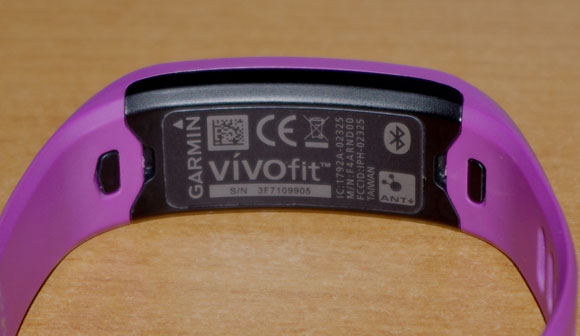 Vivofit обещает держать батарею как минимум год, поэтому о неудобных зарядных устройствах можно забыть Vivofit обещает держать батарею как минимум год, поэтому о неудобных зарядных устройствах можно забыть