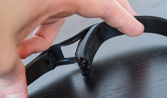 Garmin vivofit немного выступает из ремешка с целью предоставления пользователю доступа к батарее Garmin vivofit немного выступает из ремешка с целью предоставления пользователю доступа к батарее