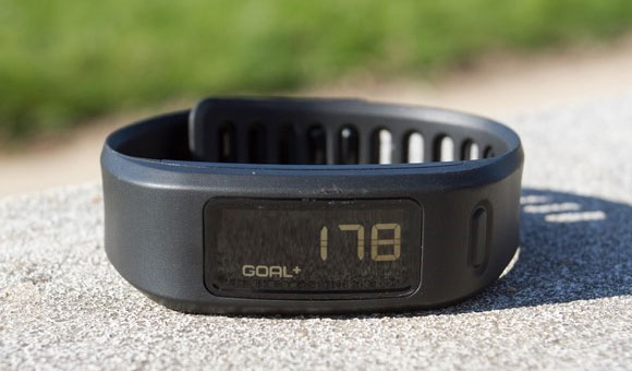 Экраны vivofit – сколько шагов осталось до достижения цели на текущий день Экраны vivofit – сколько шагов осталось до достижения цели на текущий день