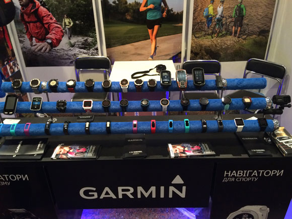 На стенде компании были представлены спортивные GPS-часы, портативные GPS-навигаторы и смарт-браслеты Garmin