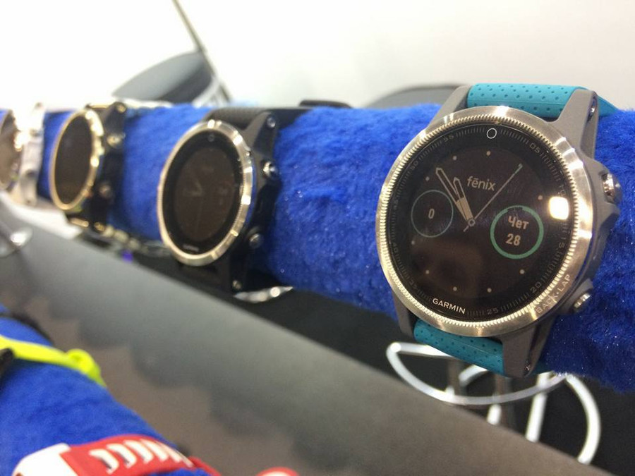 На стенді компанії були представлені спортивні годинники і фітнес-браслети Garmin.