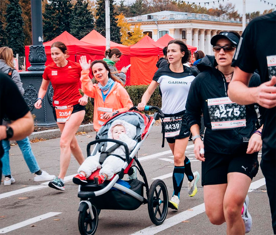 Вікторія Співаковська пробігла марафон зі своєю донькою у візочку