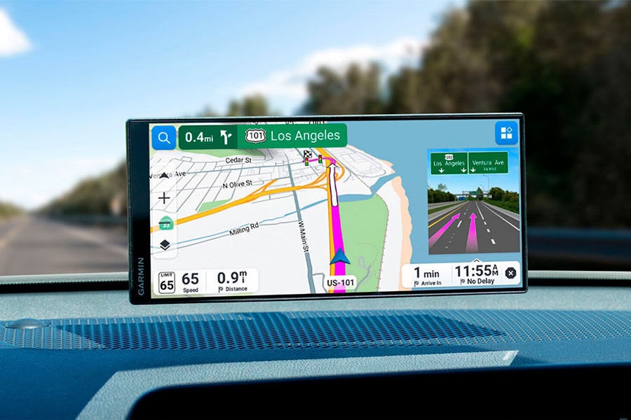 Більше простору для навігації з надширокими дисплеями Garmin Drive